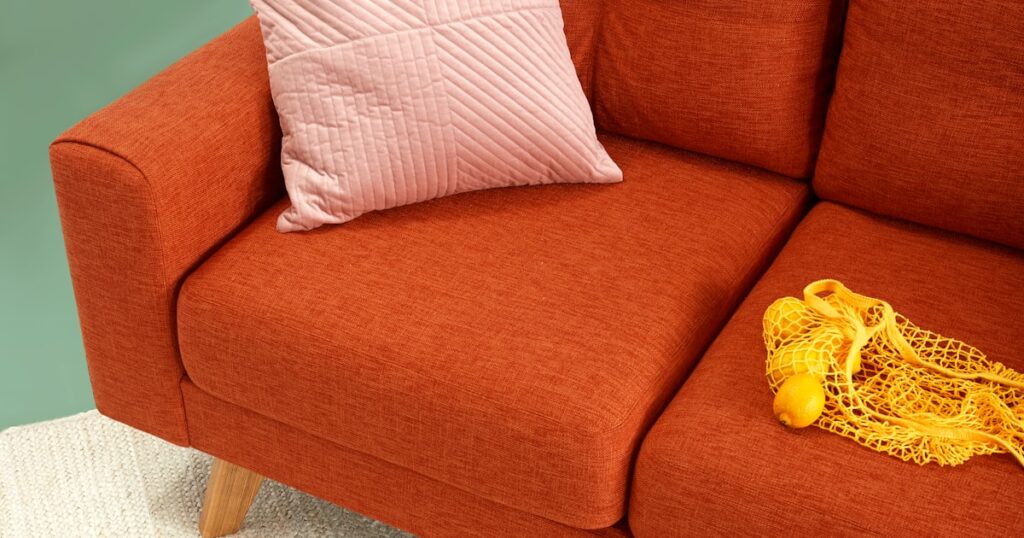 combinar color sofa salon Salón moderno con sofá bien combinado con la decoración